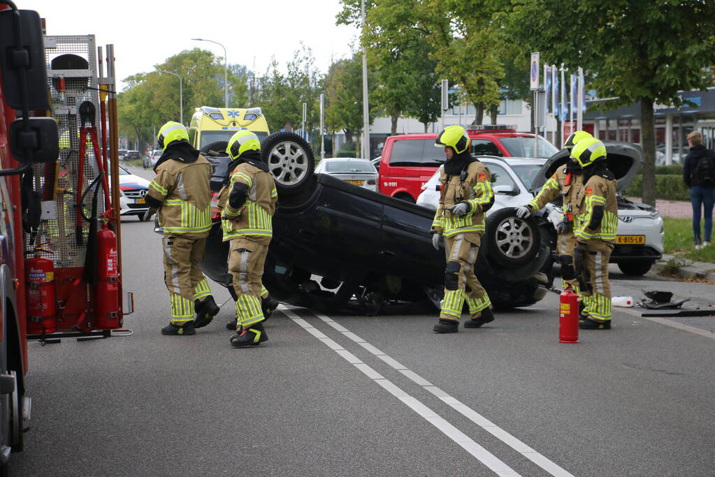 Auto belandt op zijn kop bij ongeval