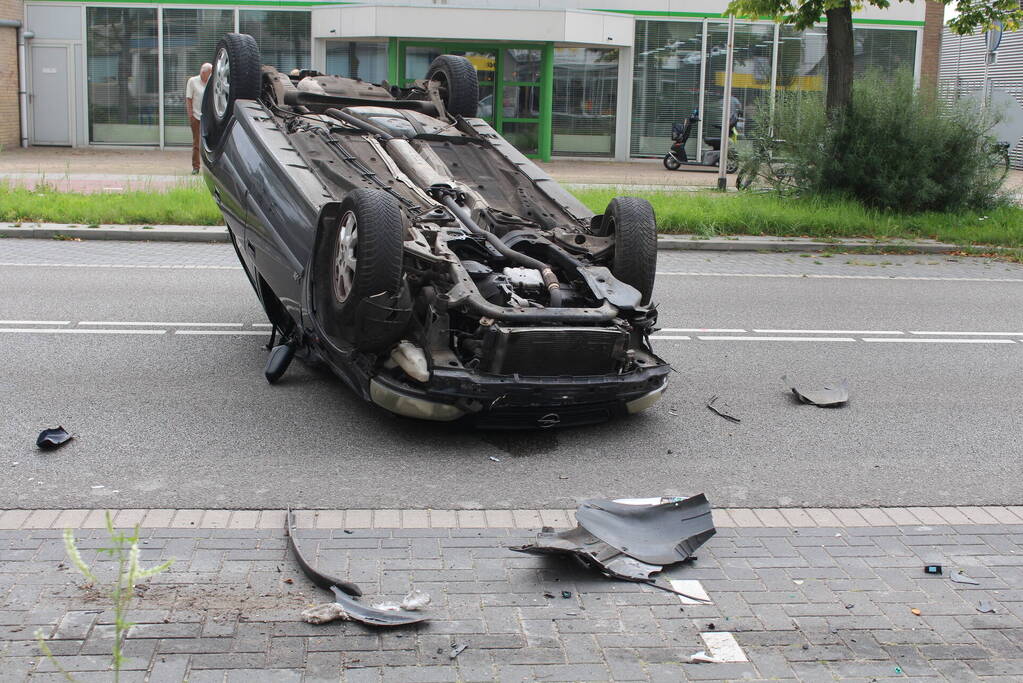 Auto belandt op zijn kop bij ongeval