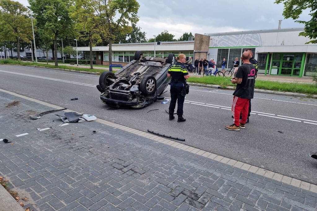 Auto belandt op zijn kop bij ongeval