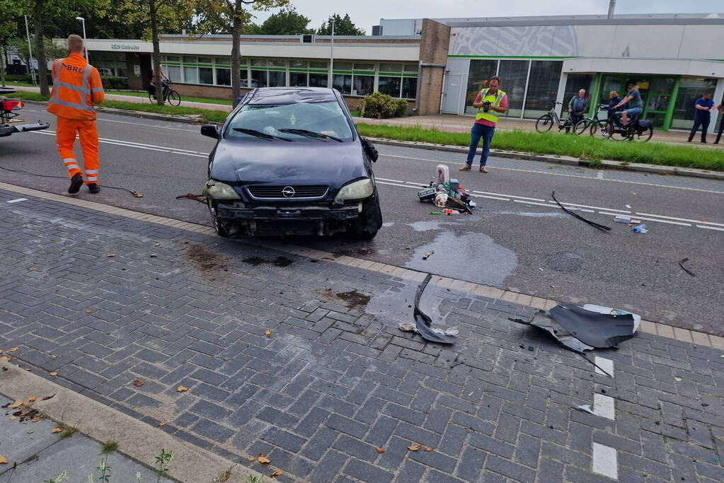 Auto belandt op zijn kop bij ongeval