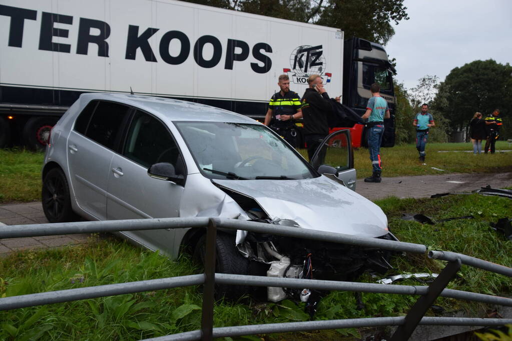 Personenauto crasht tegen hekwerk