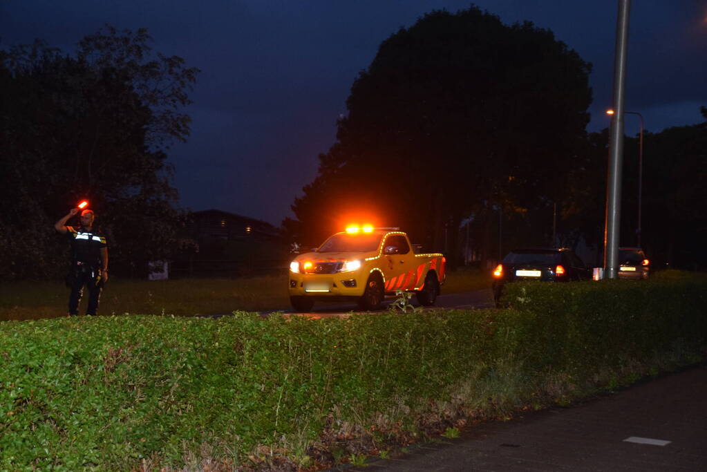 Personenauto crasht tegen hekwerk