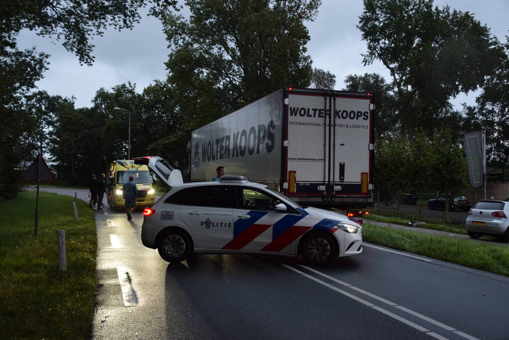 Personenauto crasht tegen hekwerk
