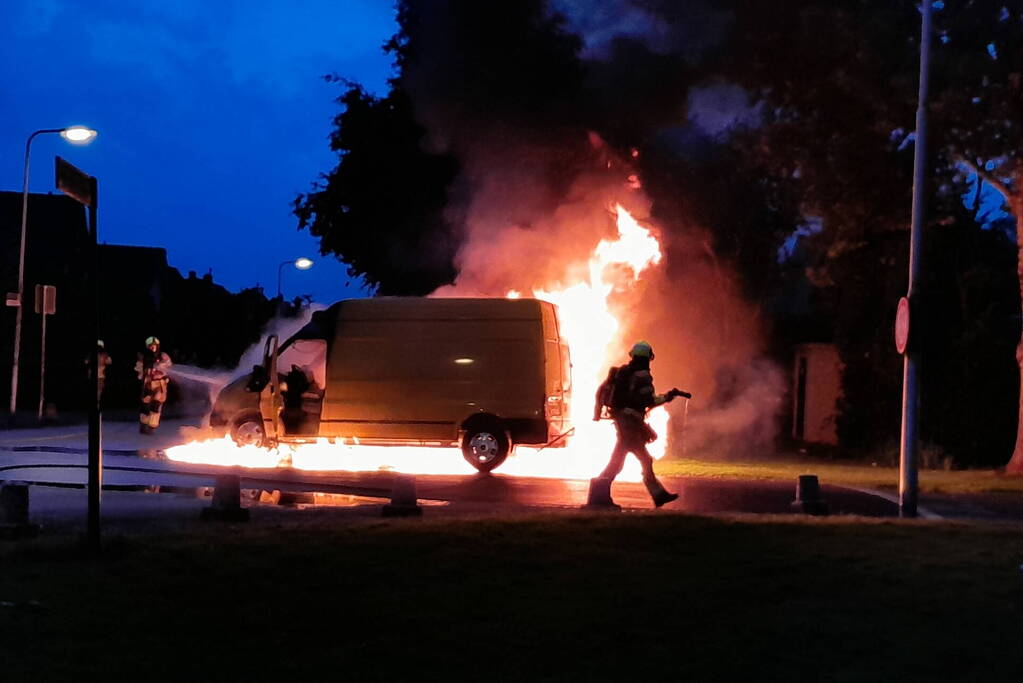 Bestelbus in lichterlaaie