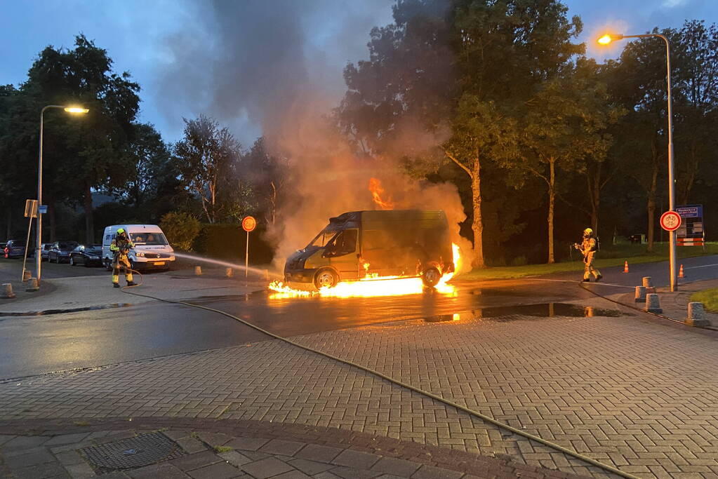 Bestelbus in lichterlaaie