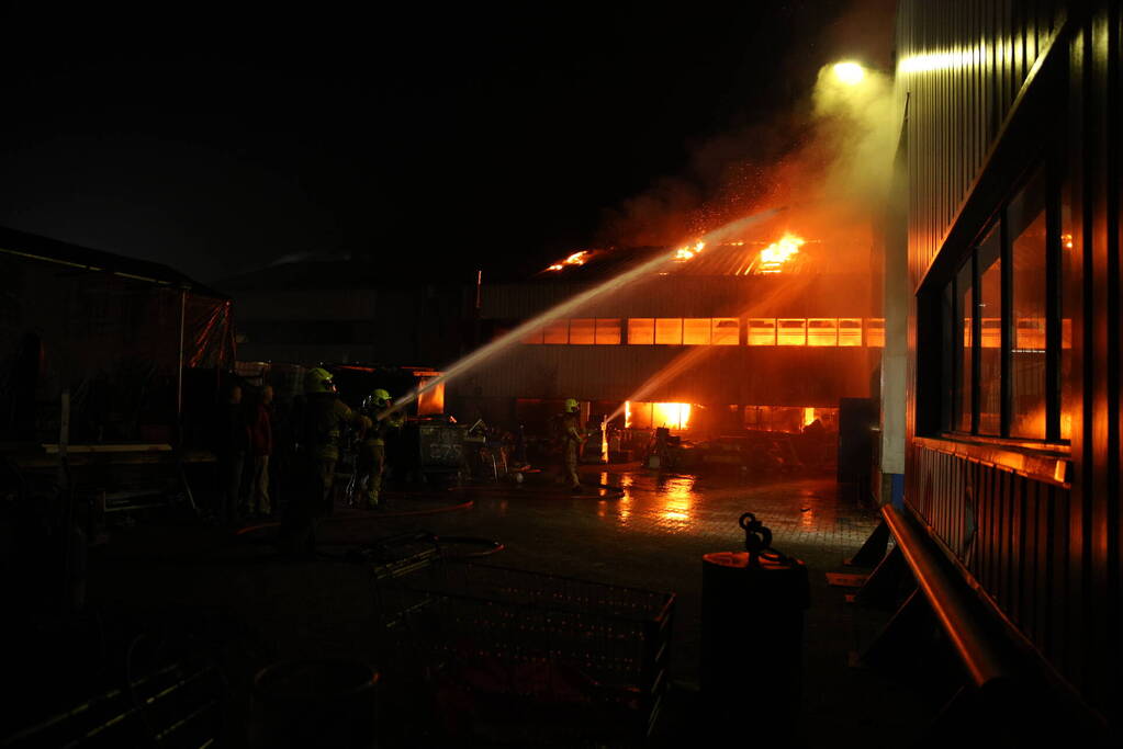 Zeer grote uitslaande brand in bedrijfspand