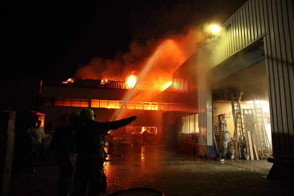Zeer grote uitslaande brand in bedrijfspand