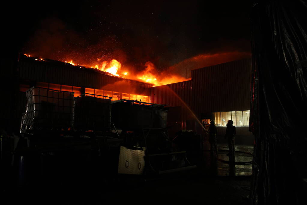 Zeer grote uitslaande brand in bedrijfspand