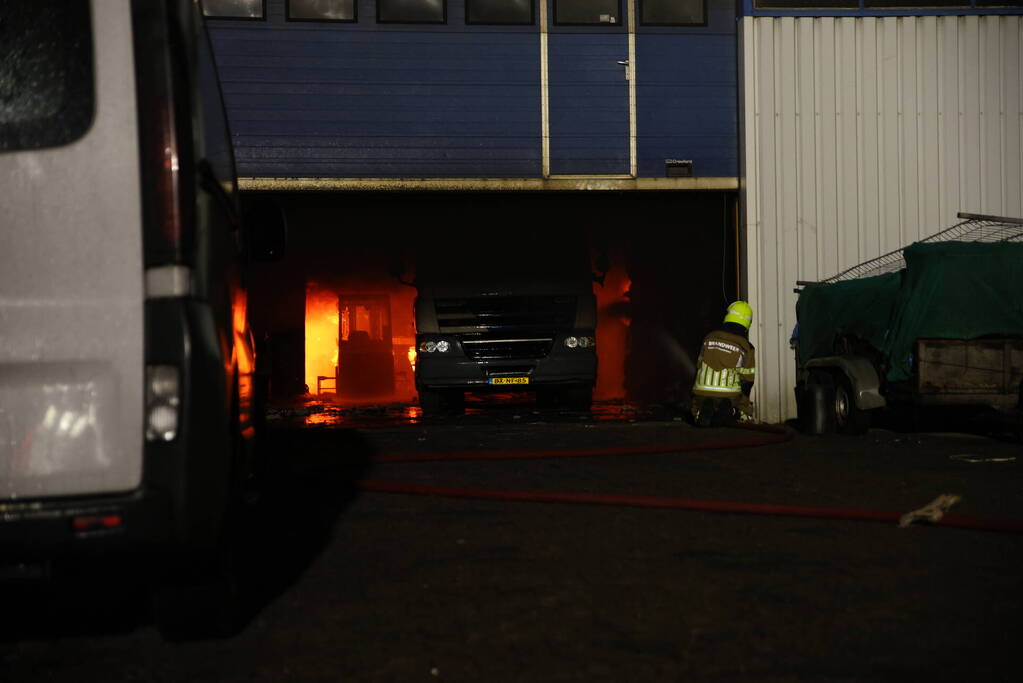 Zeer grote uitslaande brand in bedrijfspand