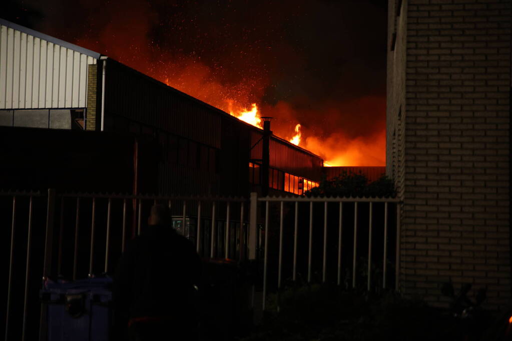 Zeer grote uitslaande brand in bedrijfspand