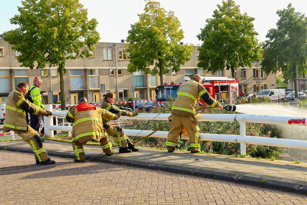 Motorboot volledig uitgebrand na explosie
