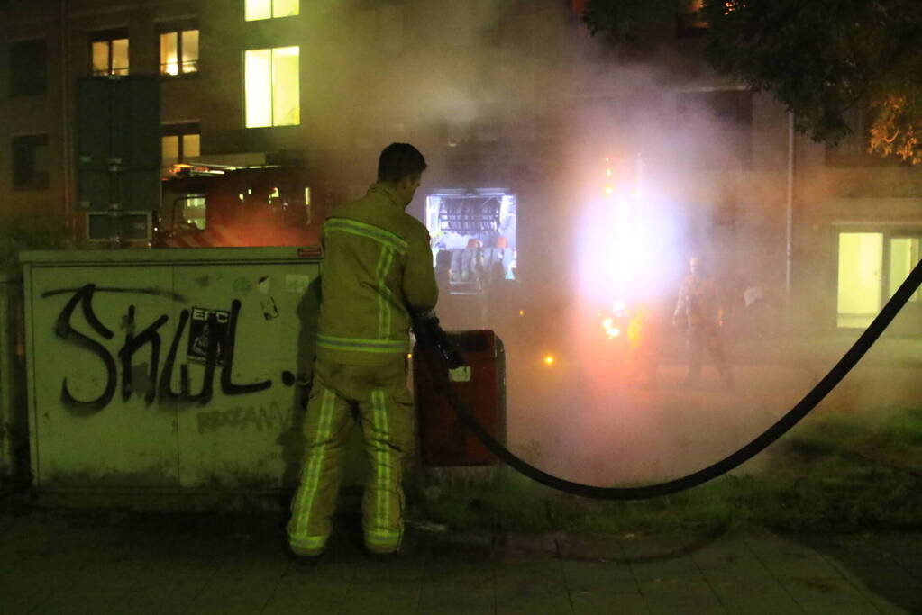 Brandweer blust brandende prullenbak