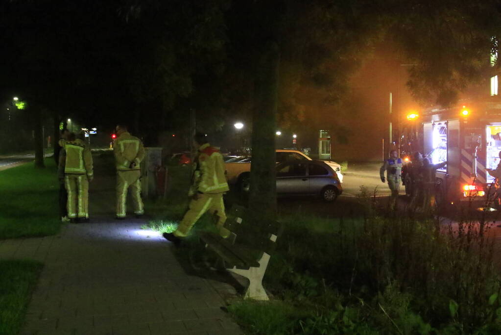 Brandweer blust brandende prullenbak