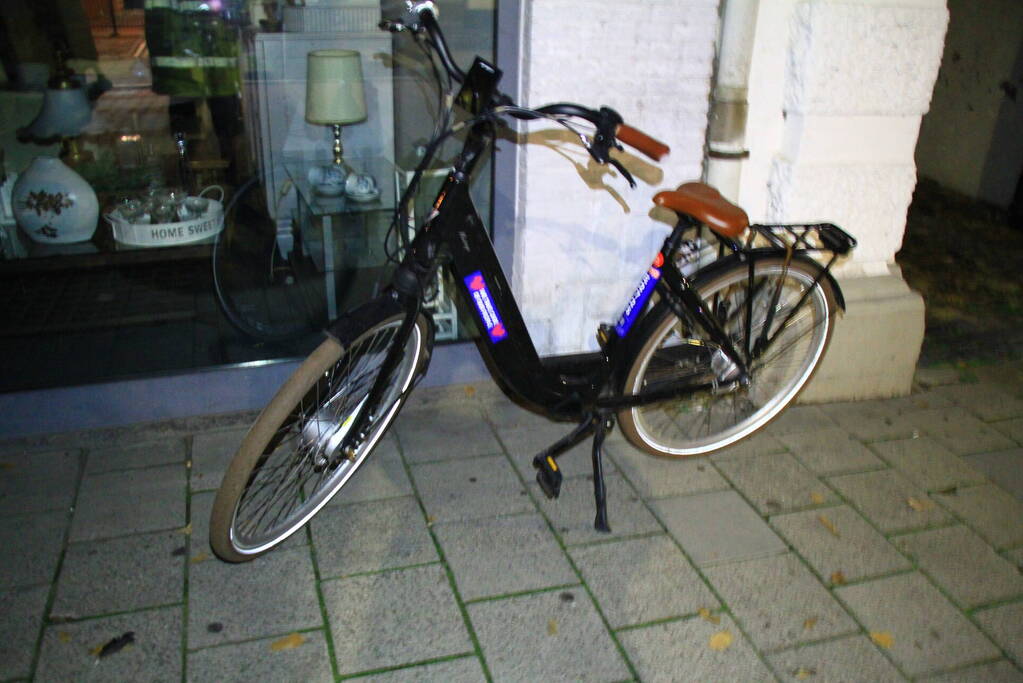 Fietser gewond bij botsing tegen bakwagen