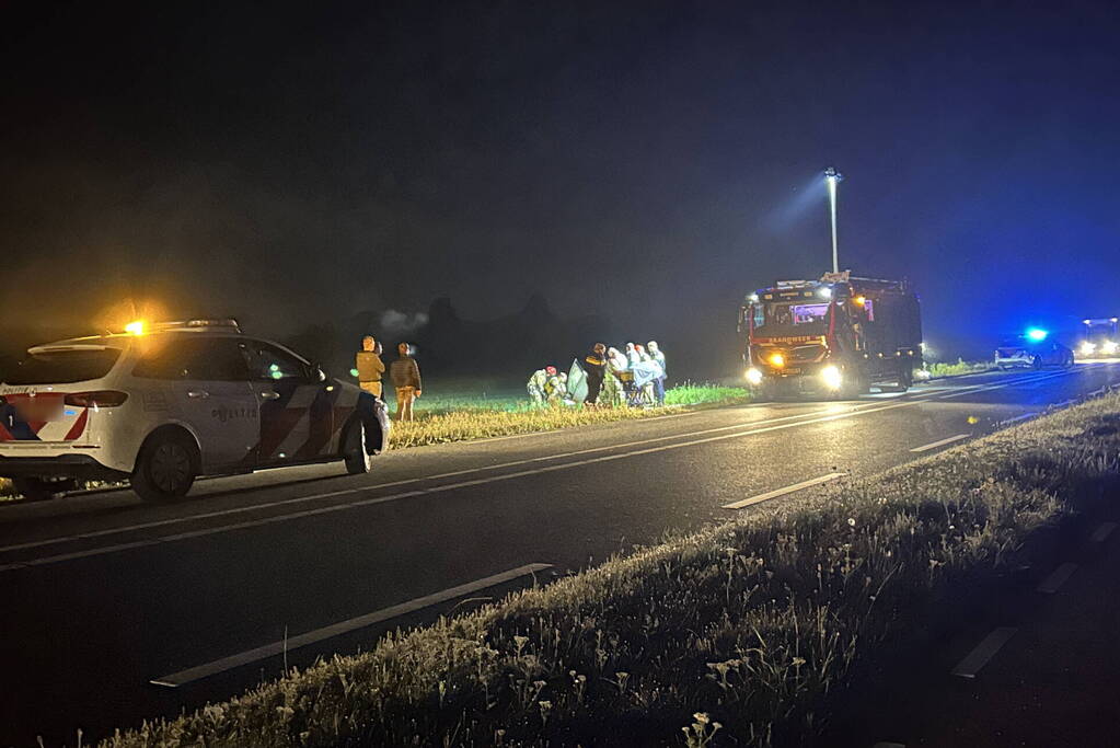 Brandweer bevrijdt persoon uit auto na ongeval