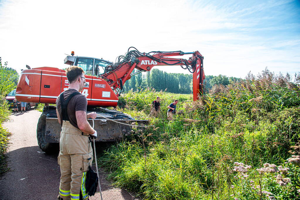 Brandweer ingezet voor paard in diepe sloot
