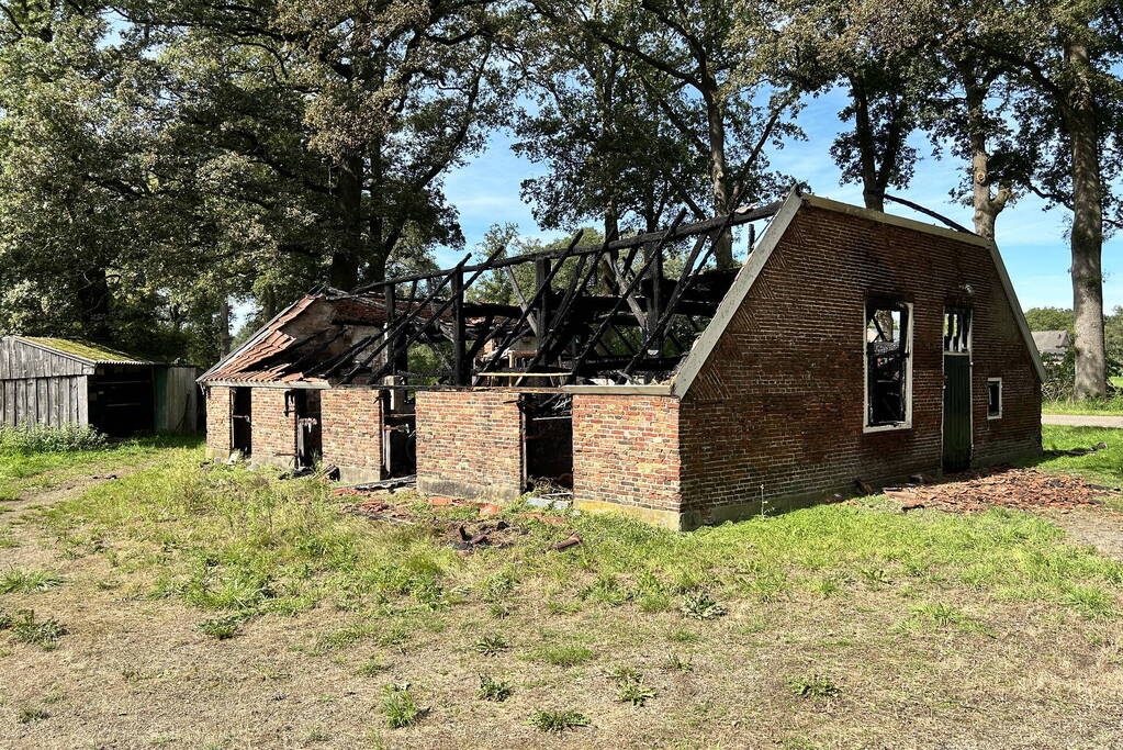 Schuur verwoest door brand