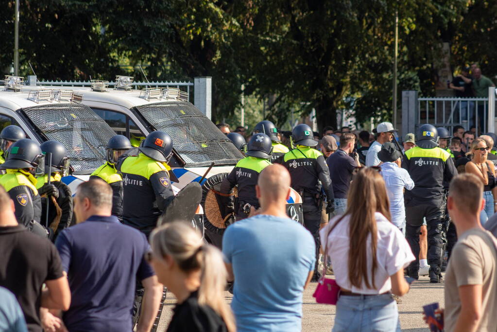 Politie groots ingezet bij rellen na voetbalwedstijd