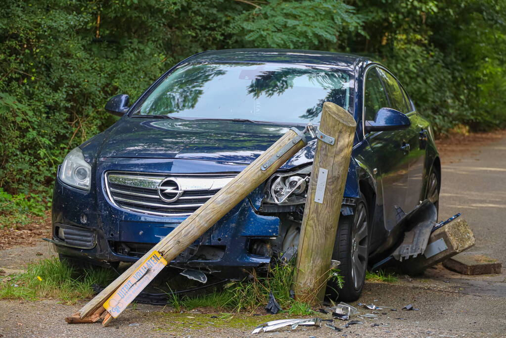 Automobilist onder invloed rijdt tegen houten hek
