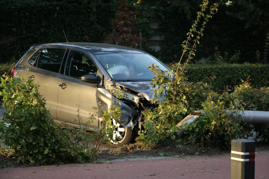 Twee gewonden nadat automobilist lantaarnpaal ramt