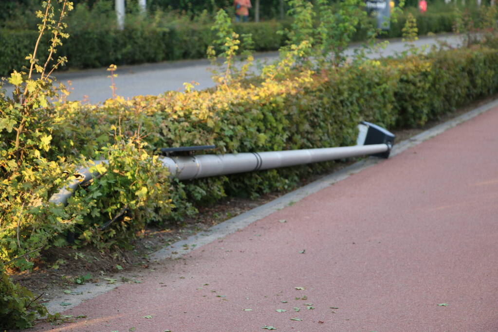 Twee gewonden nadat automobilist lantaarnpaal ramt