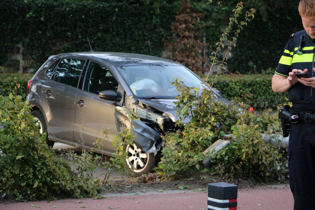 Twee gewonden nadat automobilist lantaarnpaal ramt
