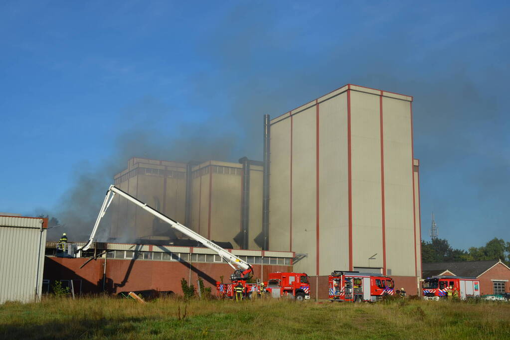 Grote brand in loods van bedrijfspand