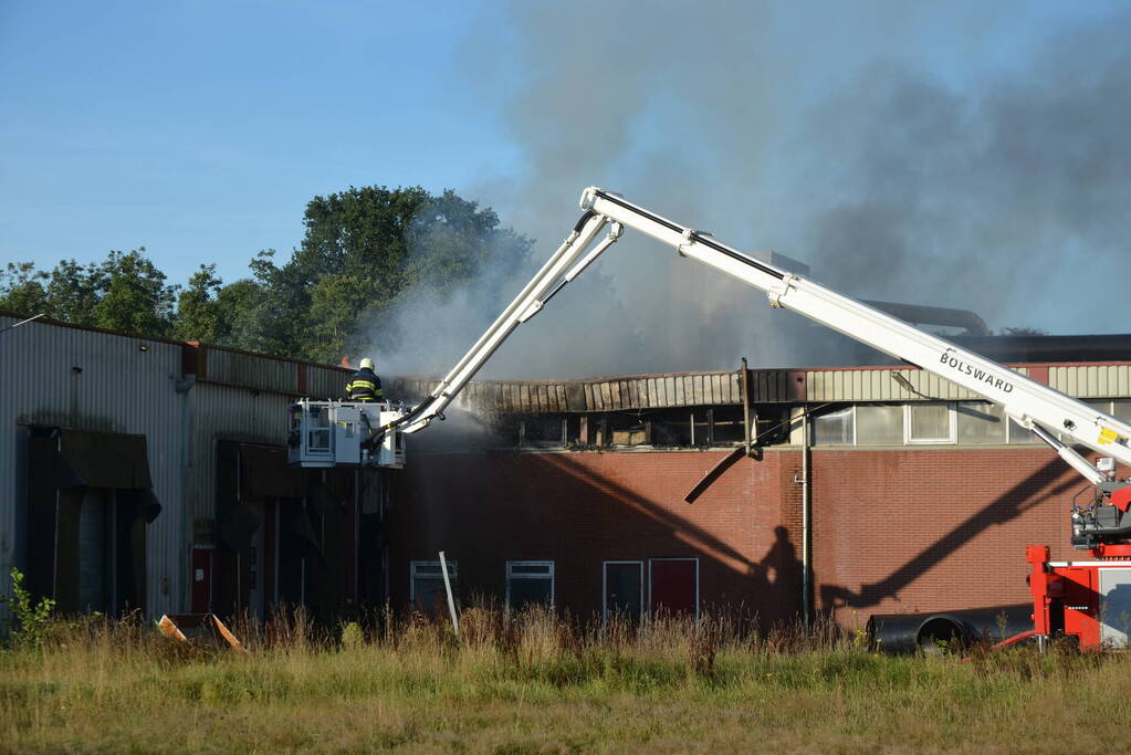 Grote brand in loods van bedrijfspand