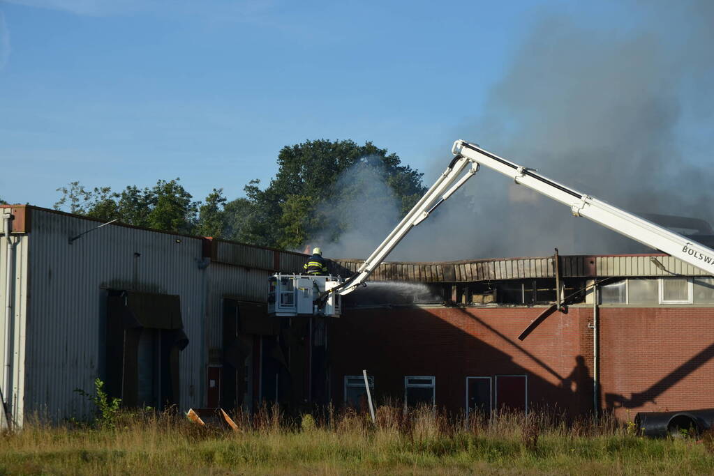 Grote brand in loods van bedrijfspand