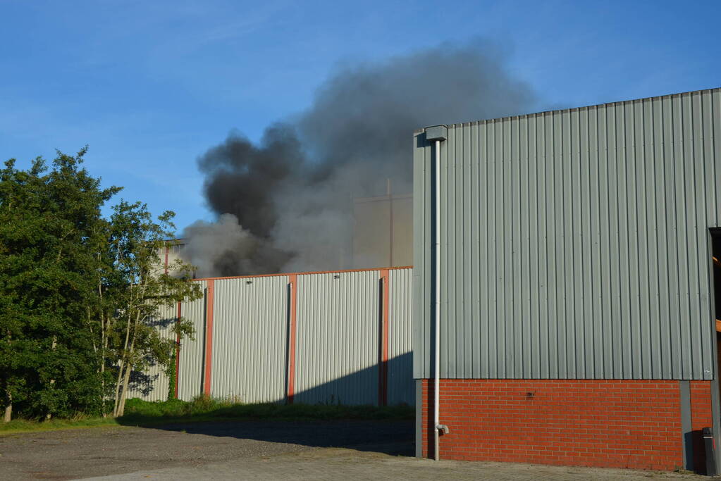Grote brand in loods van bedrijfspand