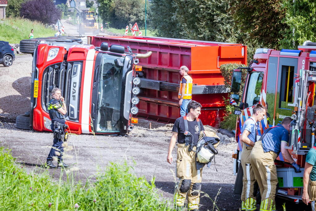 Vrachtwagen valt op zijn kant