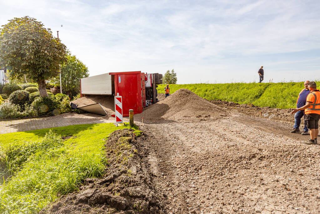 Vrachtwagen valt op zijn kant
