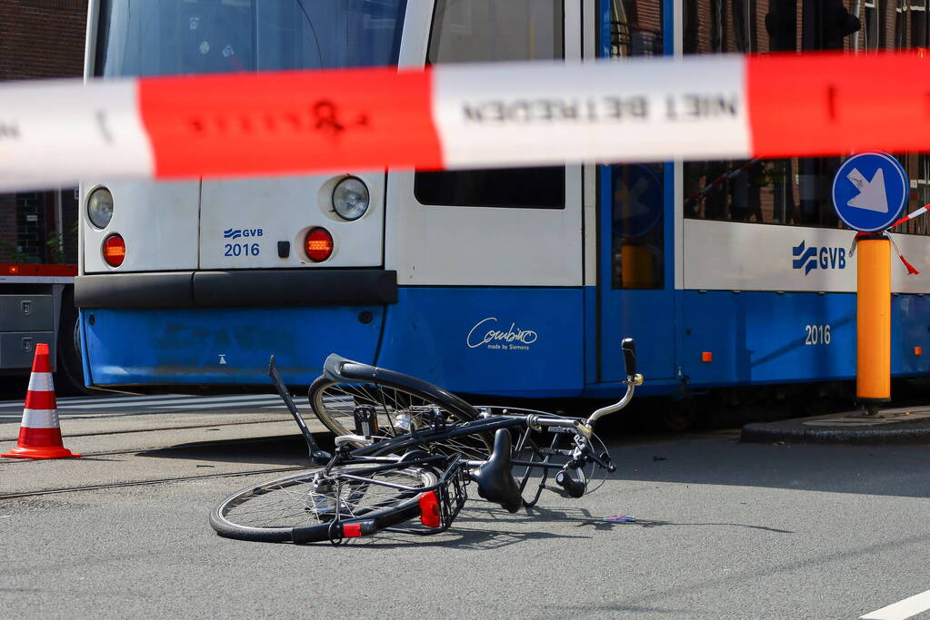 Vrouw met fiets aangereden door tram