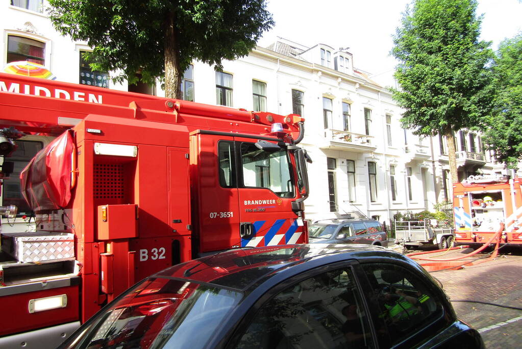 Brand op dak van woning