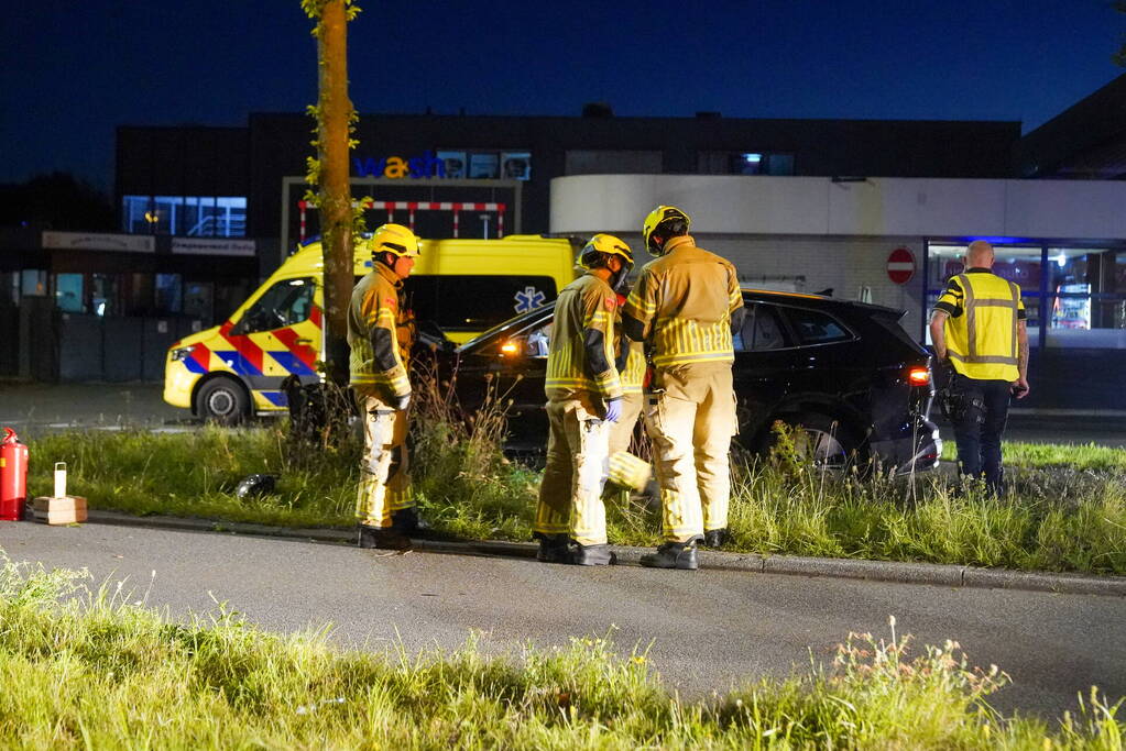 Automobilist klapt op boom