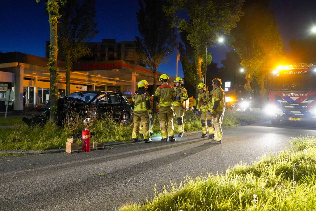 Automobilist klapt op boom