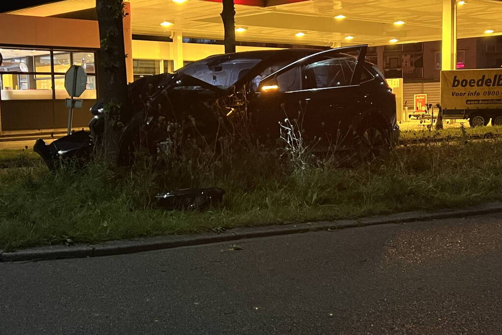 Automobilist klapt op boom