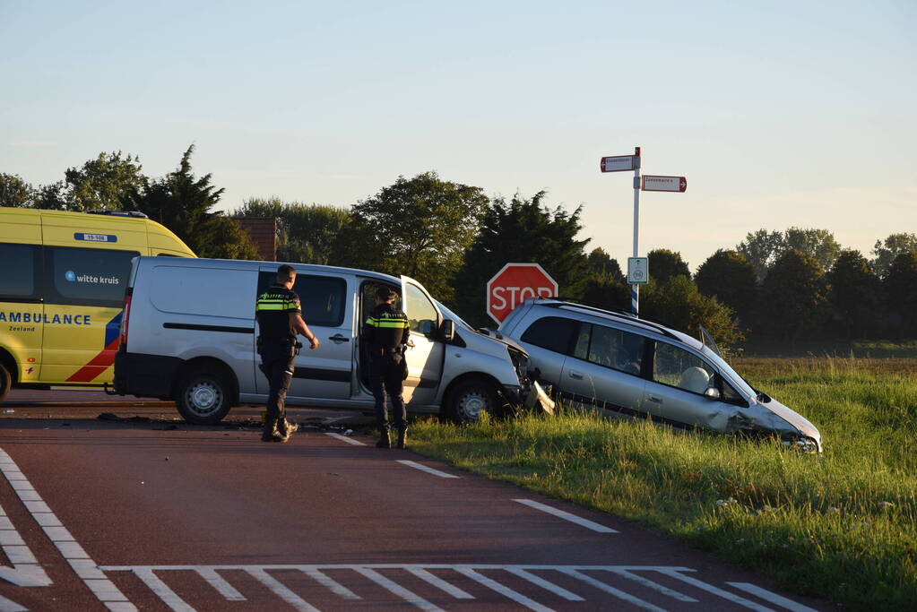 Twee personen gecontroleerd na ongeval op kruising