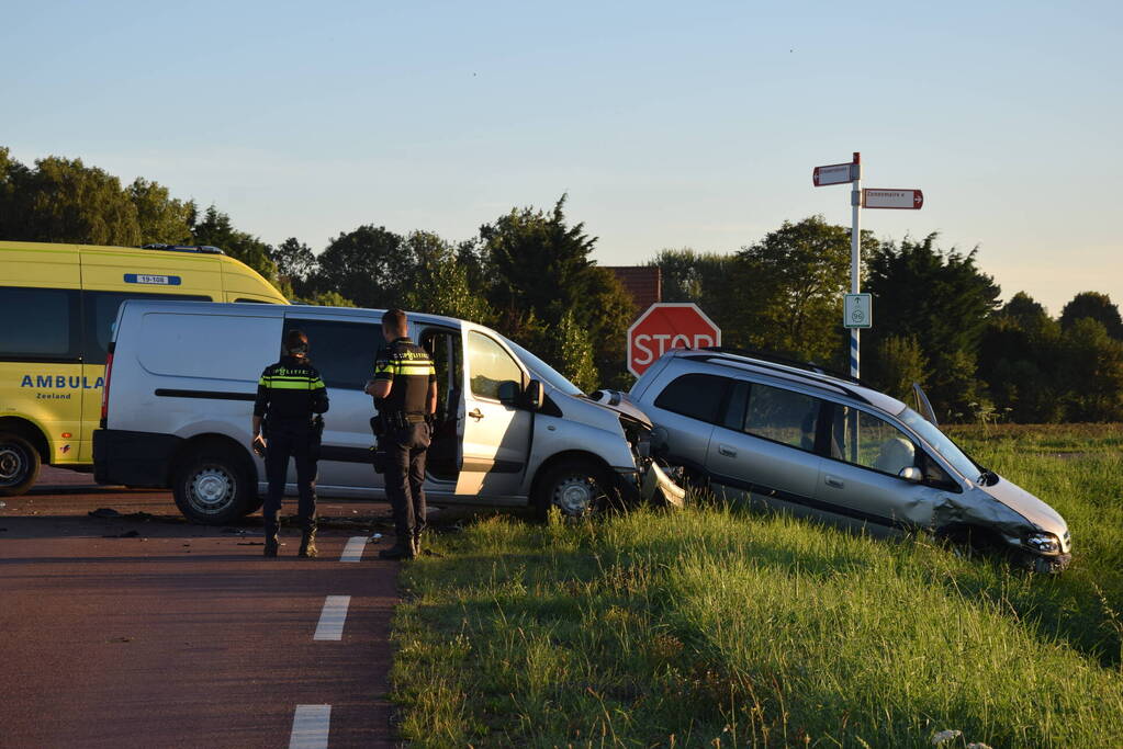 Twee personen gecontroleerd na ongeval op kruising