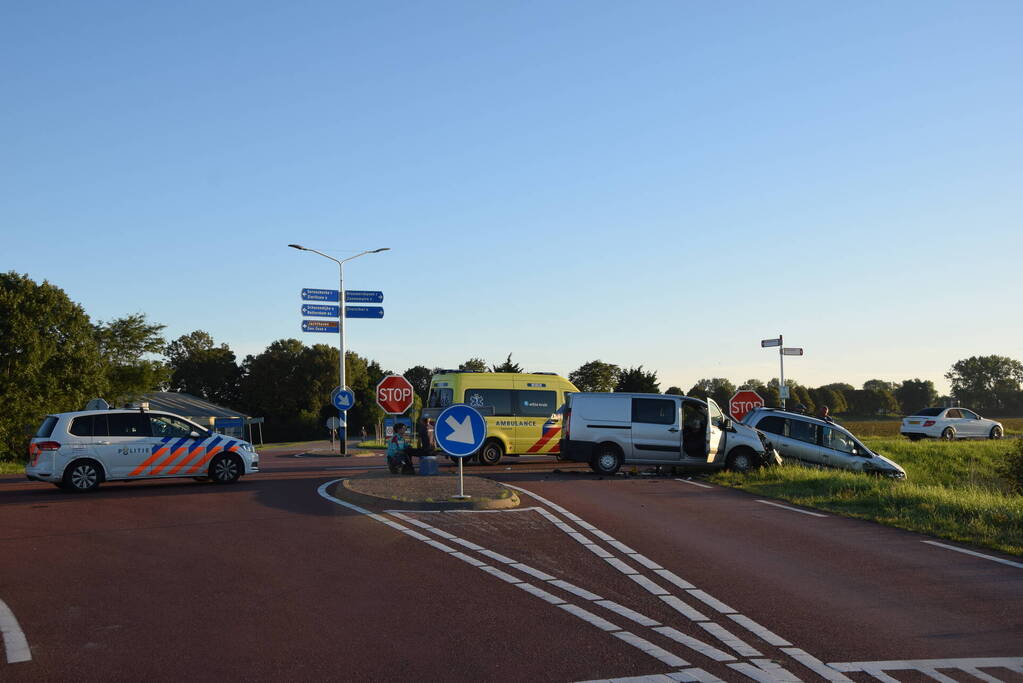 Twee personen gecontroleerd na ongeval op kruising