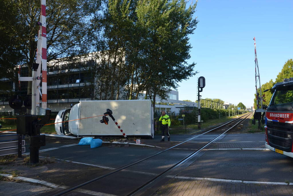 Vrachtwagen kantelt in bocht op overweg