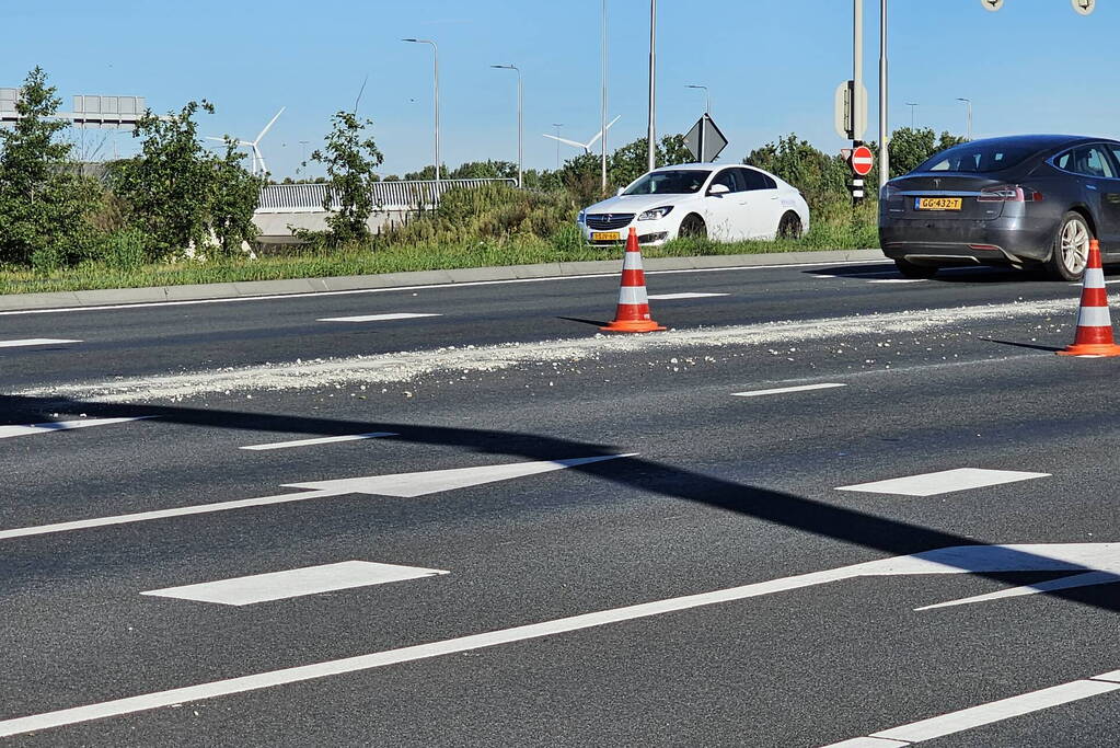 Vrachtwagen verliest lading tijdens rit