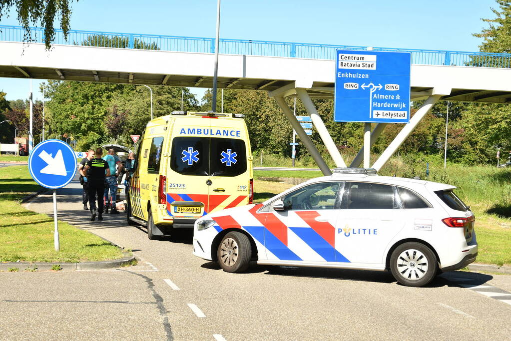 Vrouw rijdt tegen lantaarnpaal aan