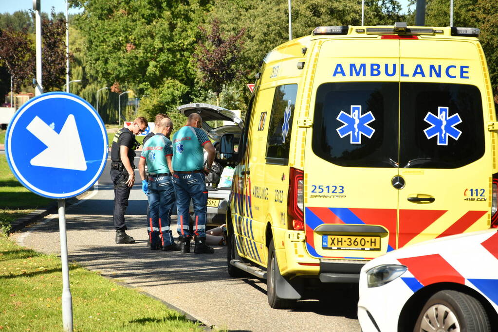 Vrouw rijdt tegen lantaarnpaal aan