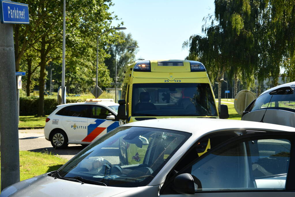 Vrouw rijdt tegen lantaarnpaal aan