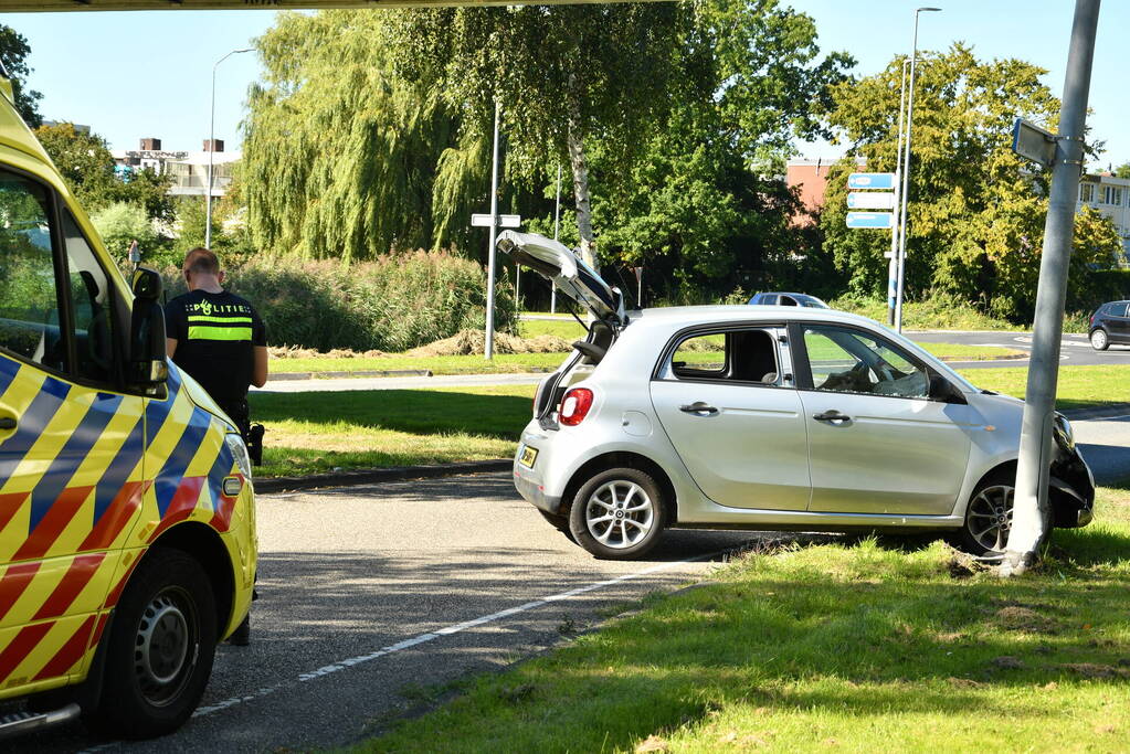Vrouw rijdt tegen lantaarnpaal aan