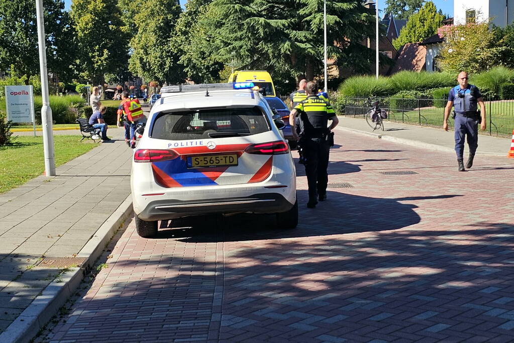 Fietser zwaargewond bij botsing met auto