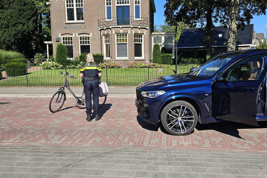 Fietser zwaargewond bij botsing met auto