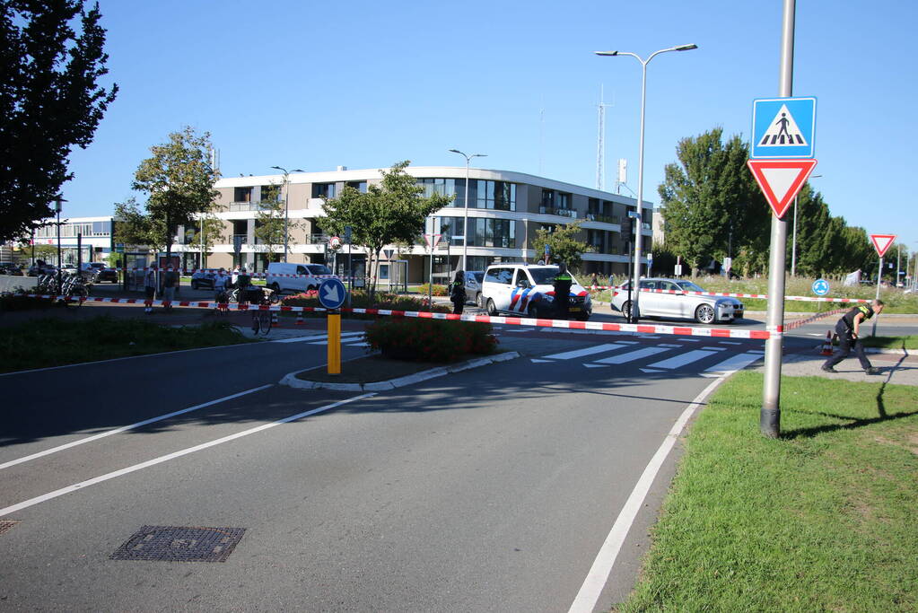 Automobilist laat zwaargewonde fietser achter en rijdt door