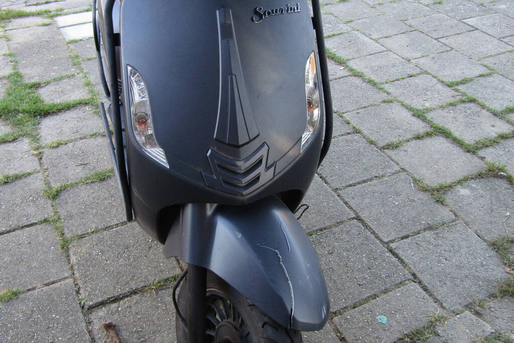 Aanrijding tussen taxi en scooterrijder op kruising